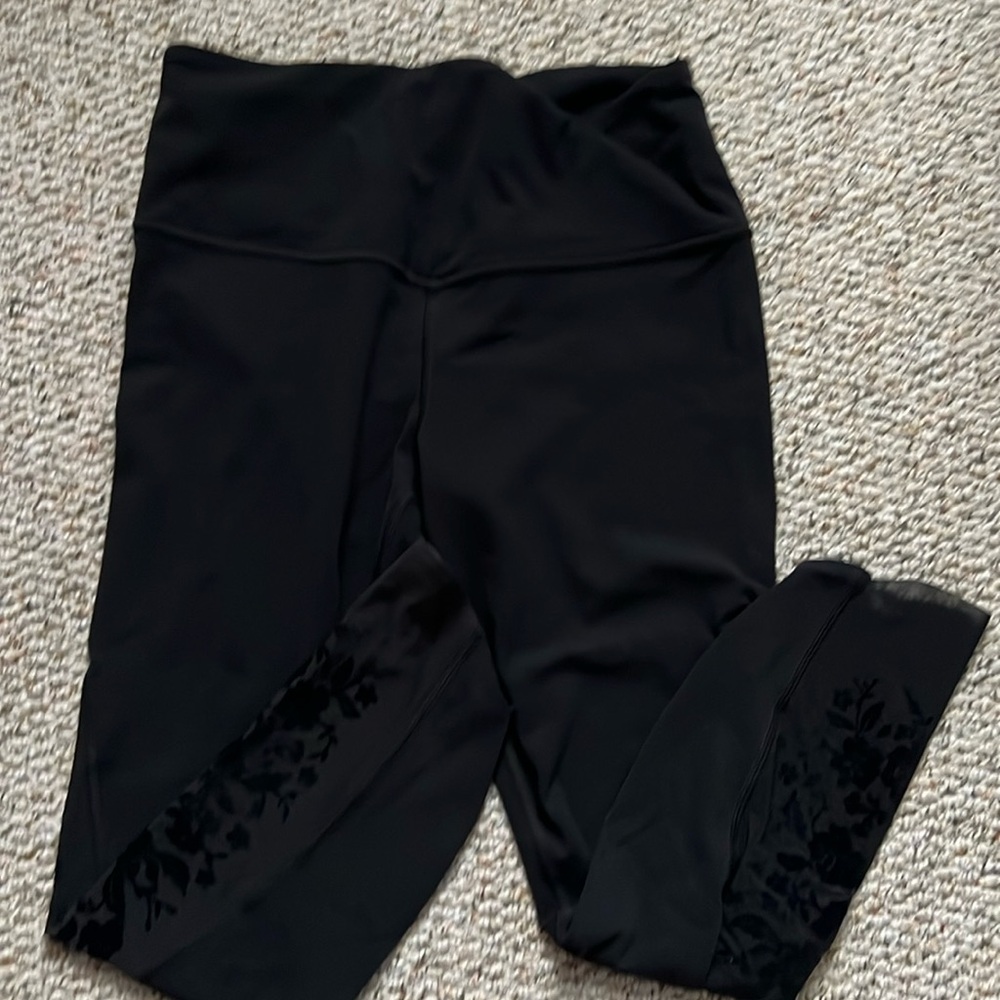 Athleta 7/8 Leggings With Black Velvet Rose Detail Medium Petite